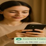 Mulher consultando notificação de gasto financeiro em aplicativo no celular